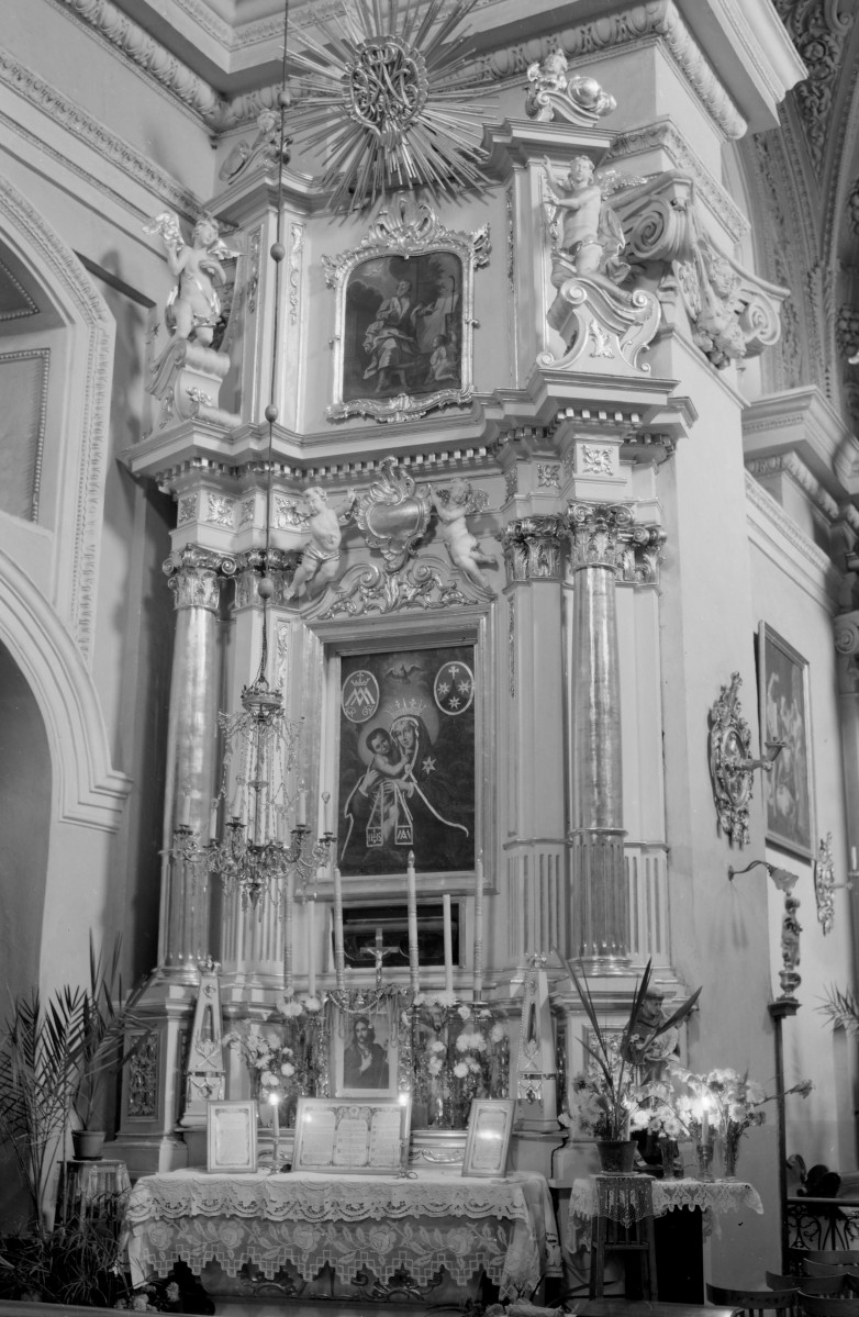 kościół popijarski - wnętrze, ołtarz boczny lewy, skan 1
