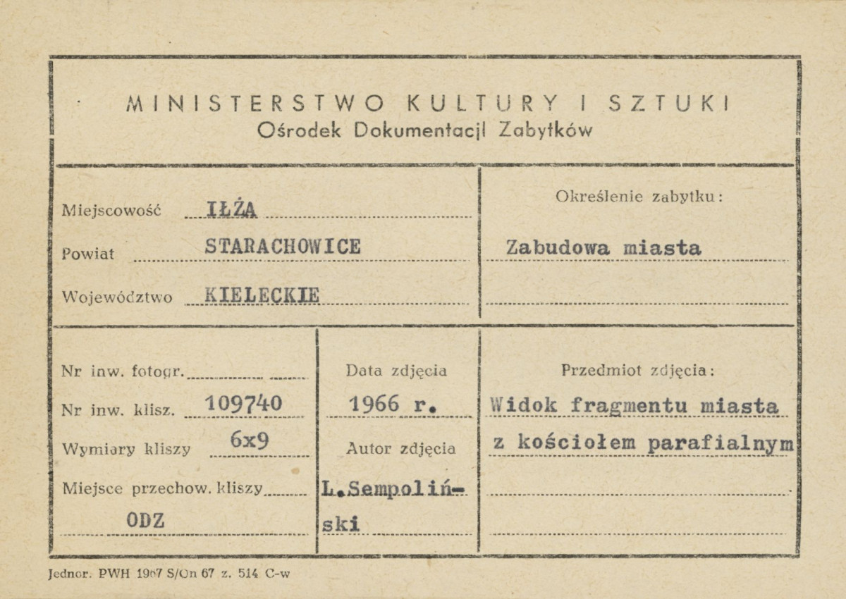 Widok z góry zamkowej na fragment miasta z kościołem parafialnym - metryczka, skan 1