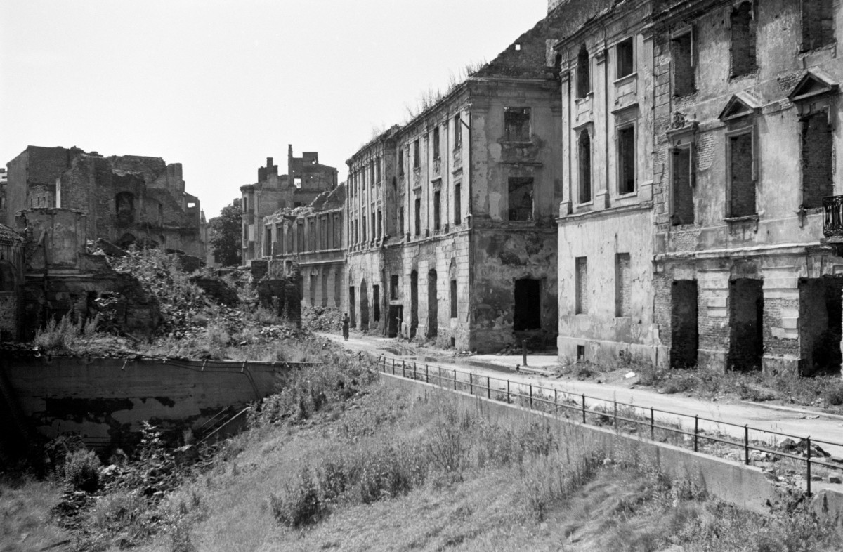 Zniszczona zabudowa. Widok od strony Nowomiejskiej w kierunku placu zamkowego., skan 1