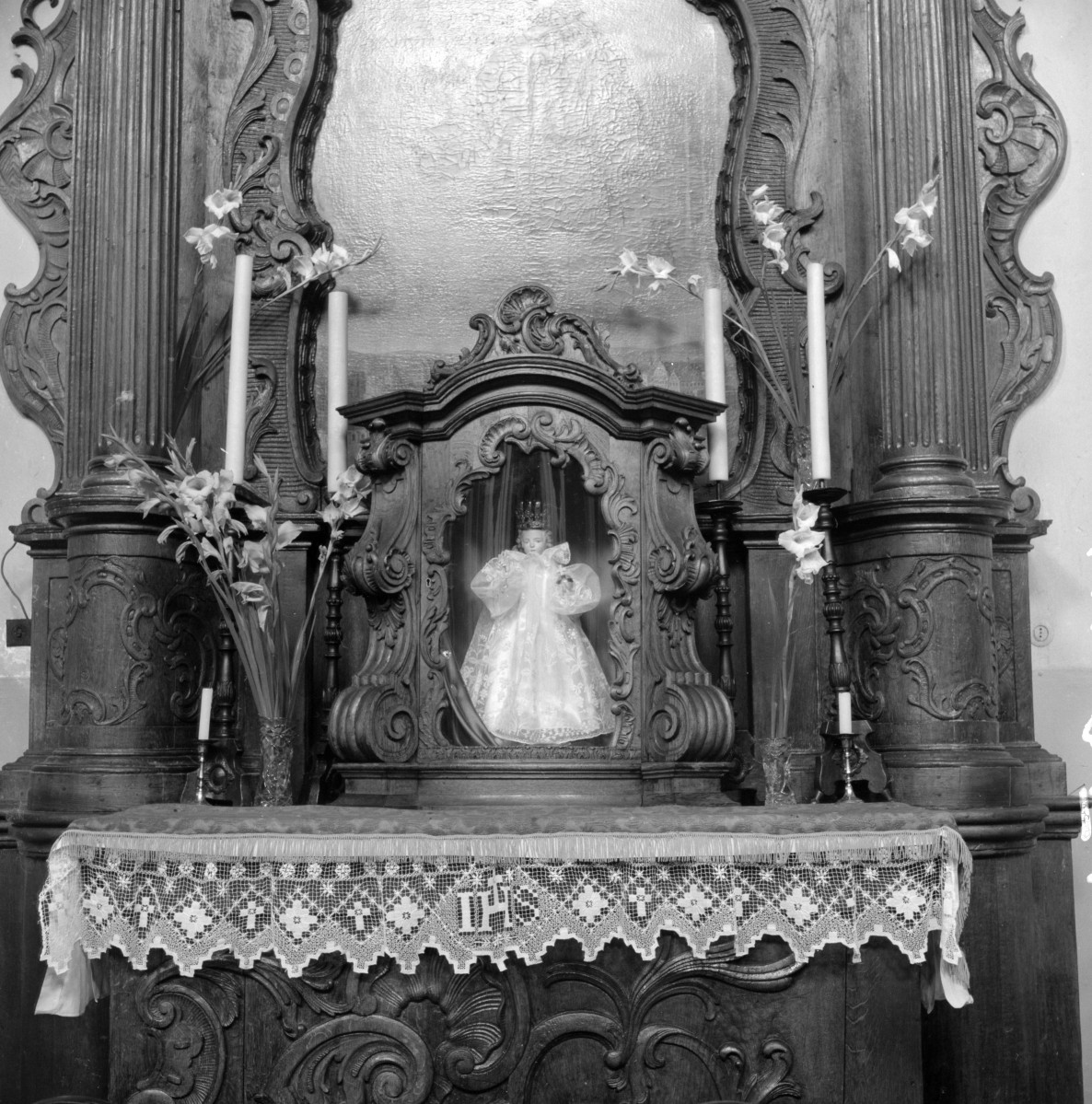 kościół św. Józefa i św. Piotra - wnętrze, ołtarz boczny nr. III, figurka małego Jezuska w koronie, skan 1