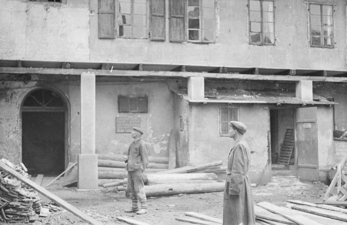 kamienica - dziedziniec, remont i robotnicy, skan 1