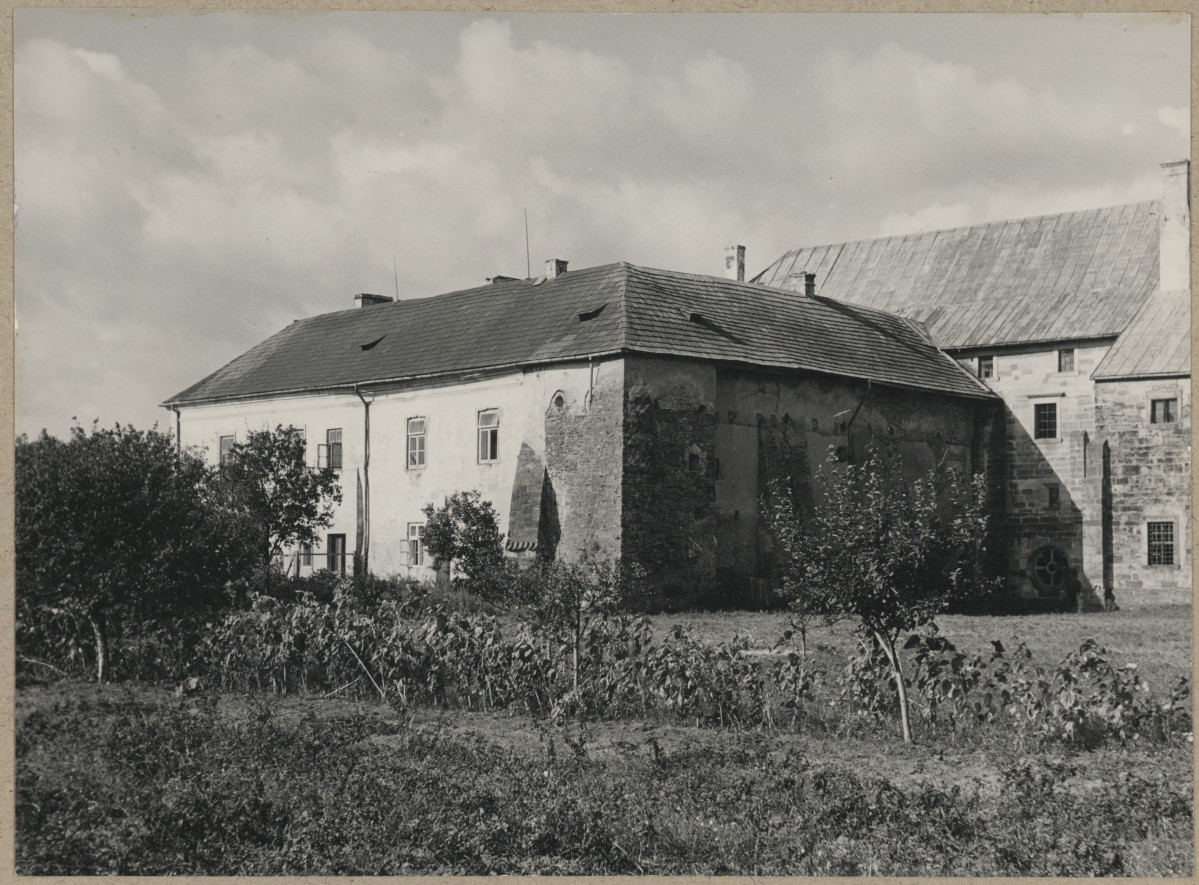 Zespół opactwa Cystersów - klasztor, widok od strony płn. - wsch. na dom opata, skan 1
