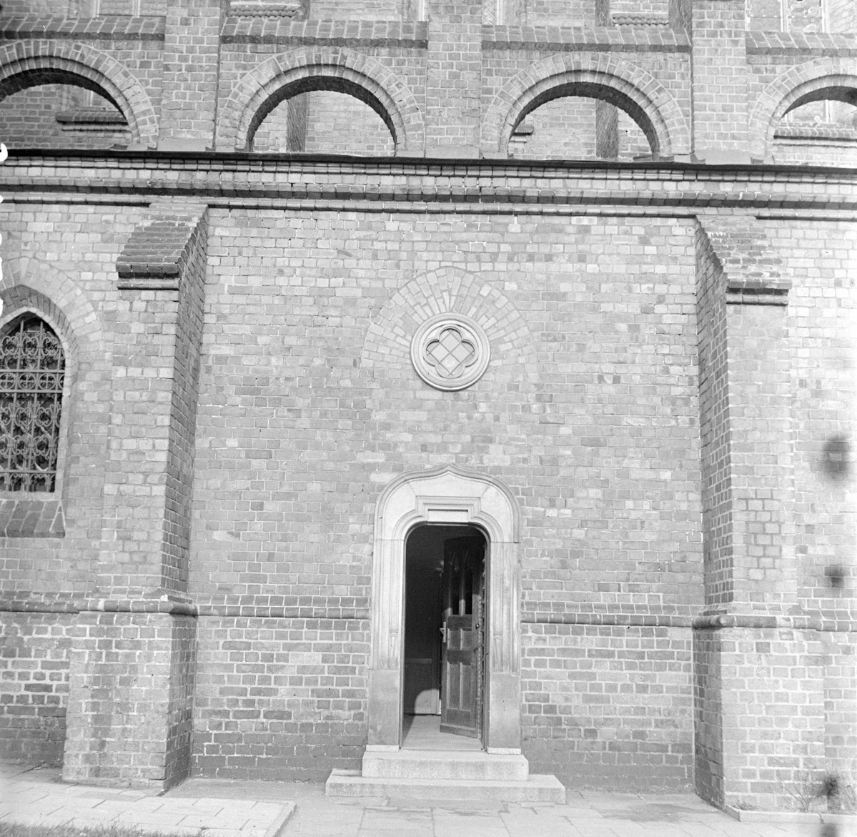 bazylika katedralna Wniebowzięcia NMP - portal od zakrysti, skan 1