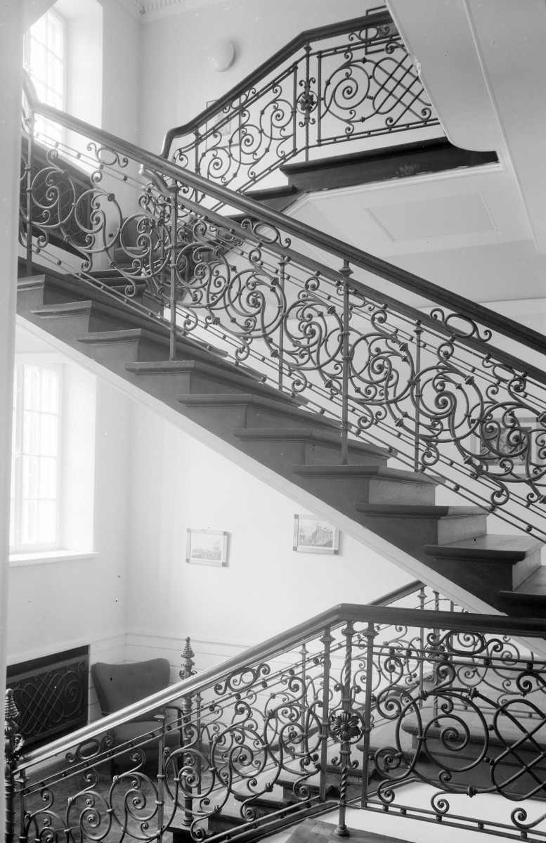 Zespół pałacowo parkowy -  Pałac: prawa oficyna. Klatka schodowa. Bogato zdobiona balustrada., skan 1