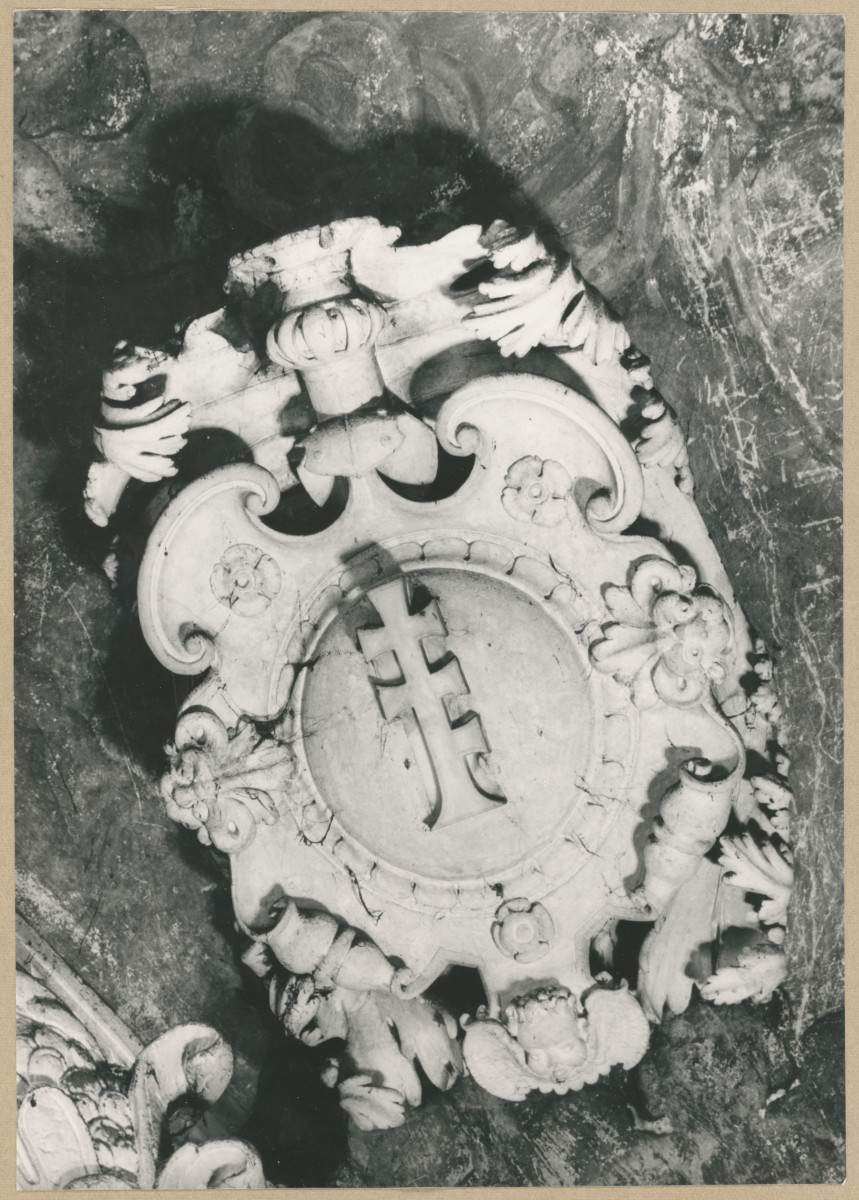 Kaplica Firlejów - kartusz z herbem Pilawa, skan 1