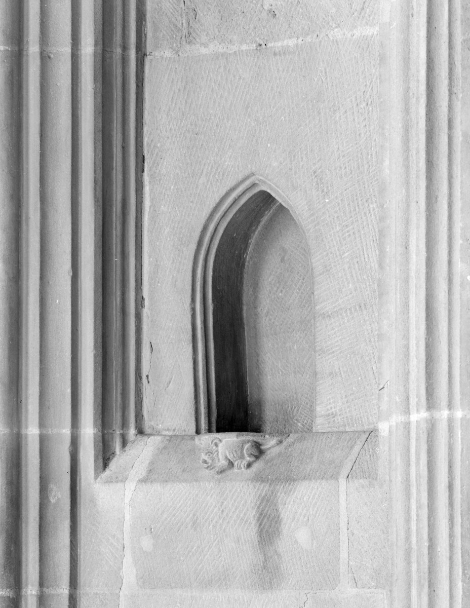 Stary Ratusz - wnętrze: dekor , obramowanie okna, skan 1