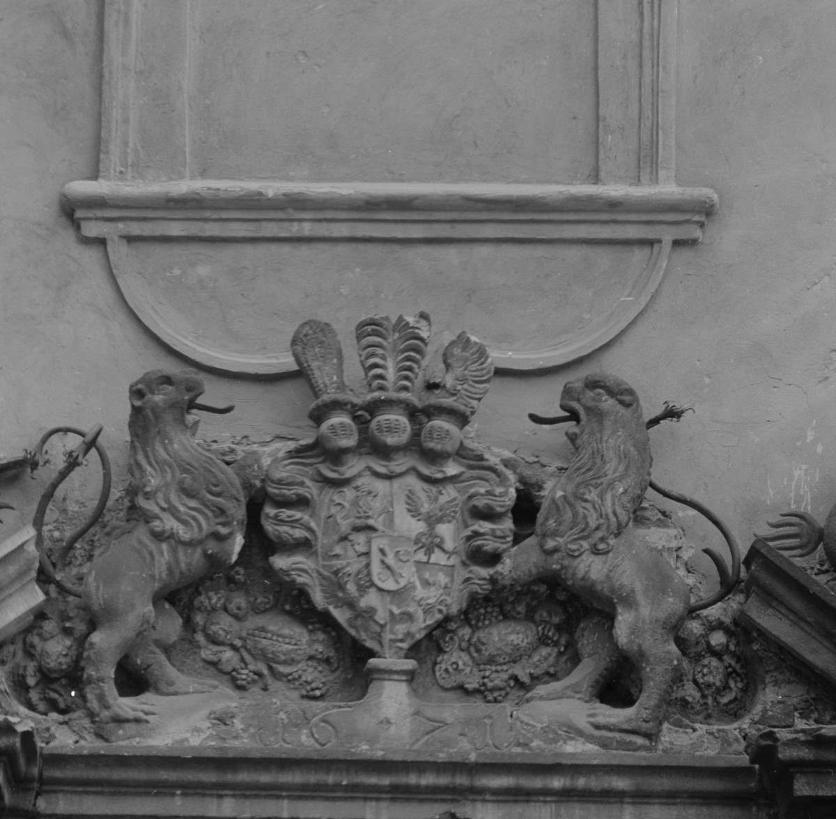 zamek Oppersdorffów - zamek górny - dziedziniec - elewacja południowa - portal - fragment z kartuszem herbowym, skan 1