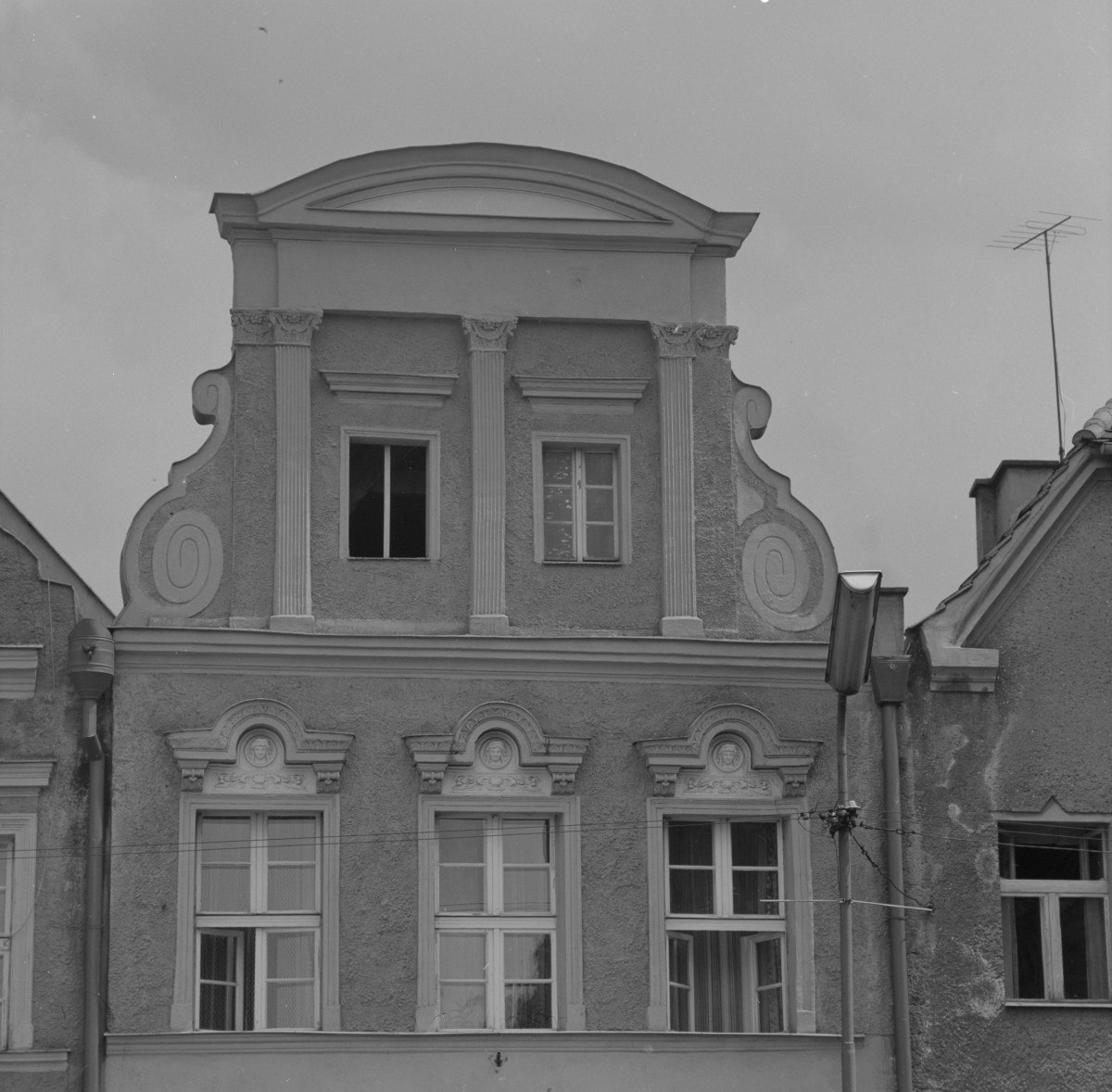 dom mieszkalny - elewacja frontowa - szczyt, skan 1