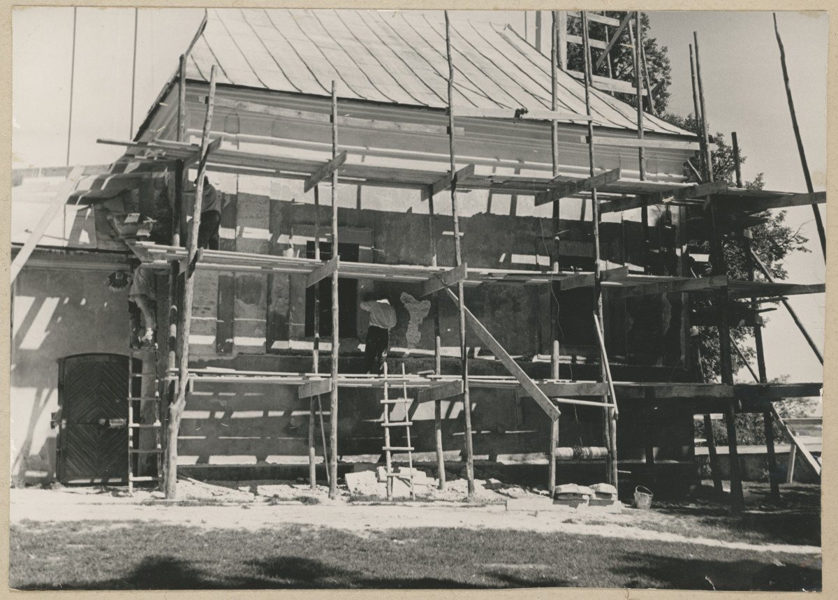 Kościół parafialny - prace remontowe przy elewacji bocznej, skan 1