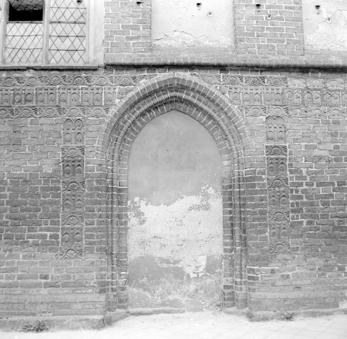 kościół pw. św. Jana Chrzciciela - elewacja południowa - portal zamurowany, skan 1