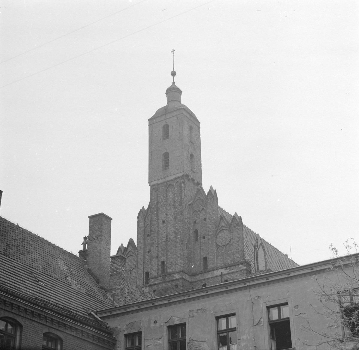 klasztor ss. Miłosierdzia - kościół pw. śś. Jana Chrzciciela i Jana Ewangelisty - szczyt - fragment, skan 1