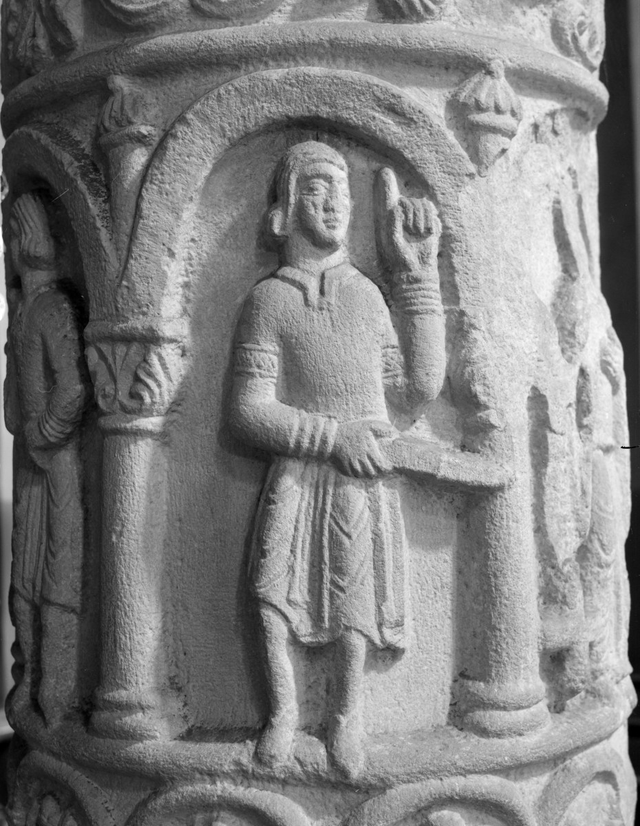 Kościół pw. Świętej Trójcy - nawa główna. Kolumna romańska. Kolumna przywar. Płaskorzeźba symbolizująca Krzywoprzysięstwo.., skan 1