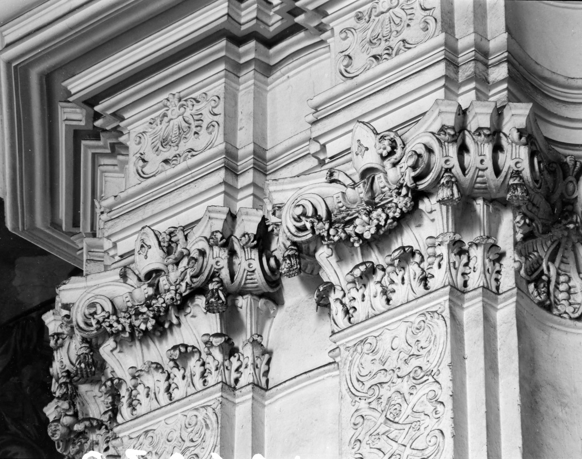 klasztor Benedyktynek - kościół pw. Wniebowzięcia Najświętszej Maryi Panny - wnętrze - transept - dekoracje głowic i gzymsowania, skan 1