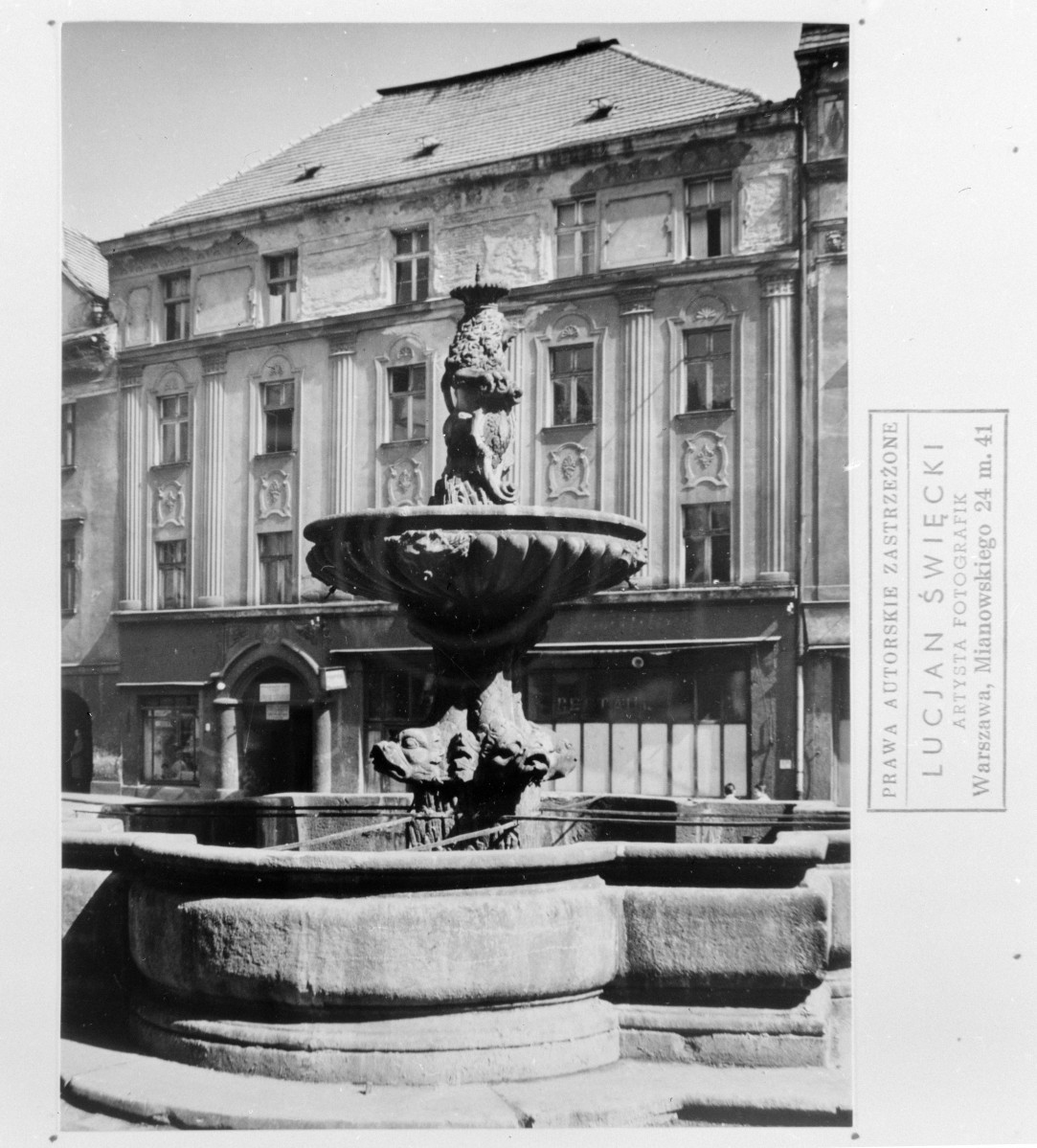 rynek - studnia miejska, kamienica, skan 1