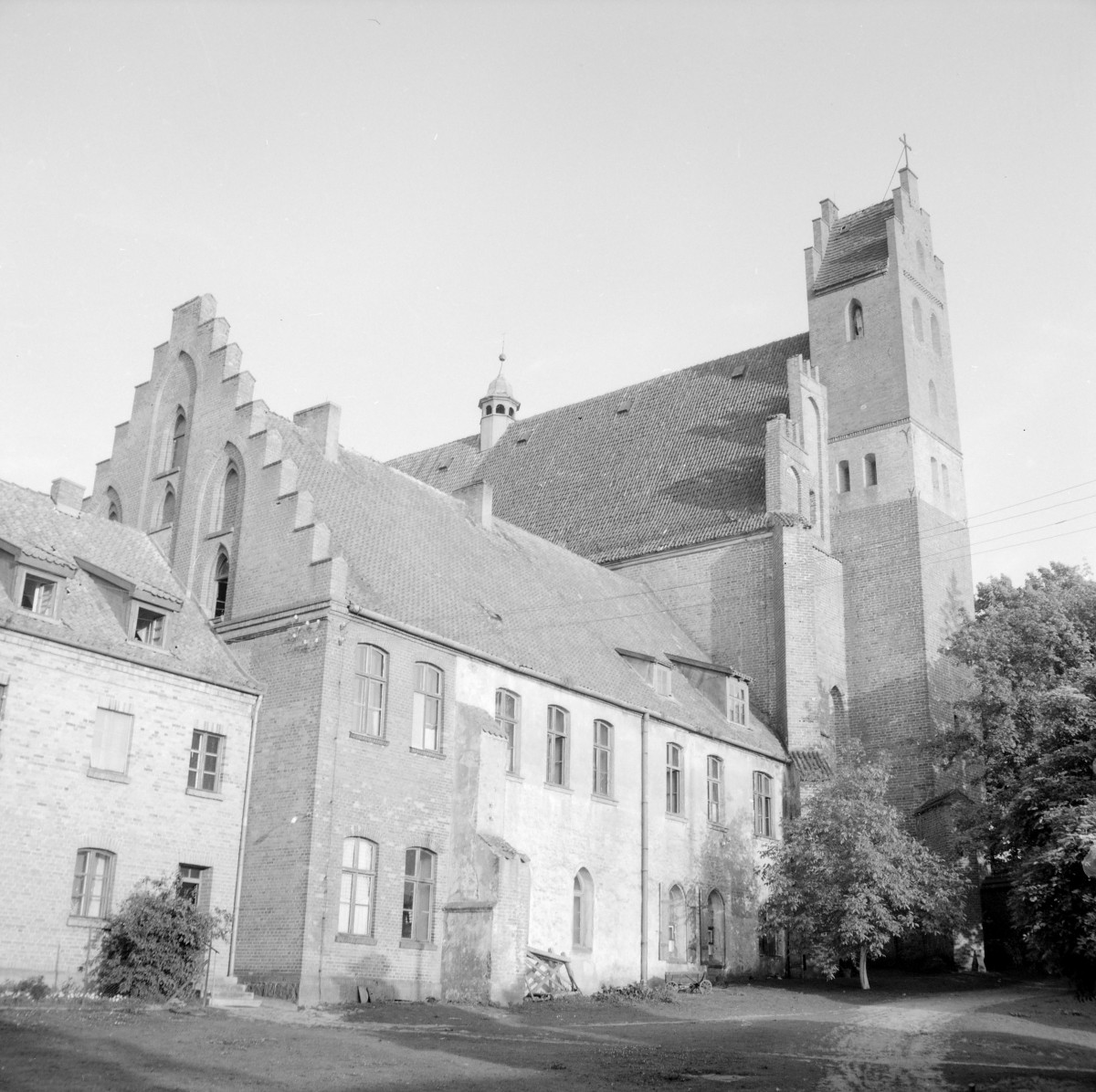 Klasztor Cysterek - widok ogólny, elewacaj boczna ze szczytem schodkowym oraz przyporą, skan 1