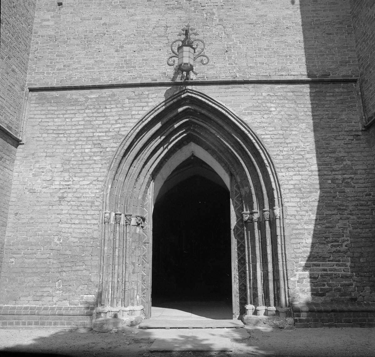 Kościół Wniebowzięcia Najświętszej Maryi Panny - portal zachodni z archiwoltą., skan 1