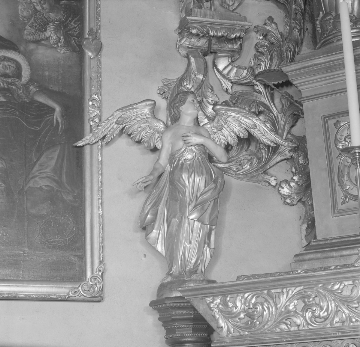 Kościół św. Jan Chrzciciela i św. Jana Ewangelisty - wnętrz kościoła górnego: rzeźba ołtarza głównego, postać anioła, skan 1