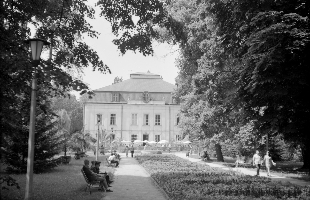 zespół pałacowo - zdrojowy - pałac Małachowskich - elewacja wschodnia - frontowa oraz fragment parku krajobrazowego, skan 1