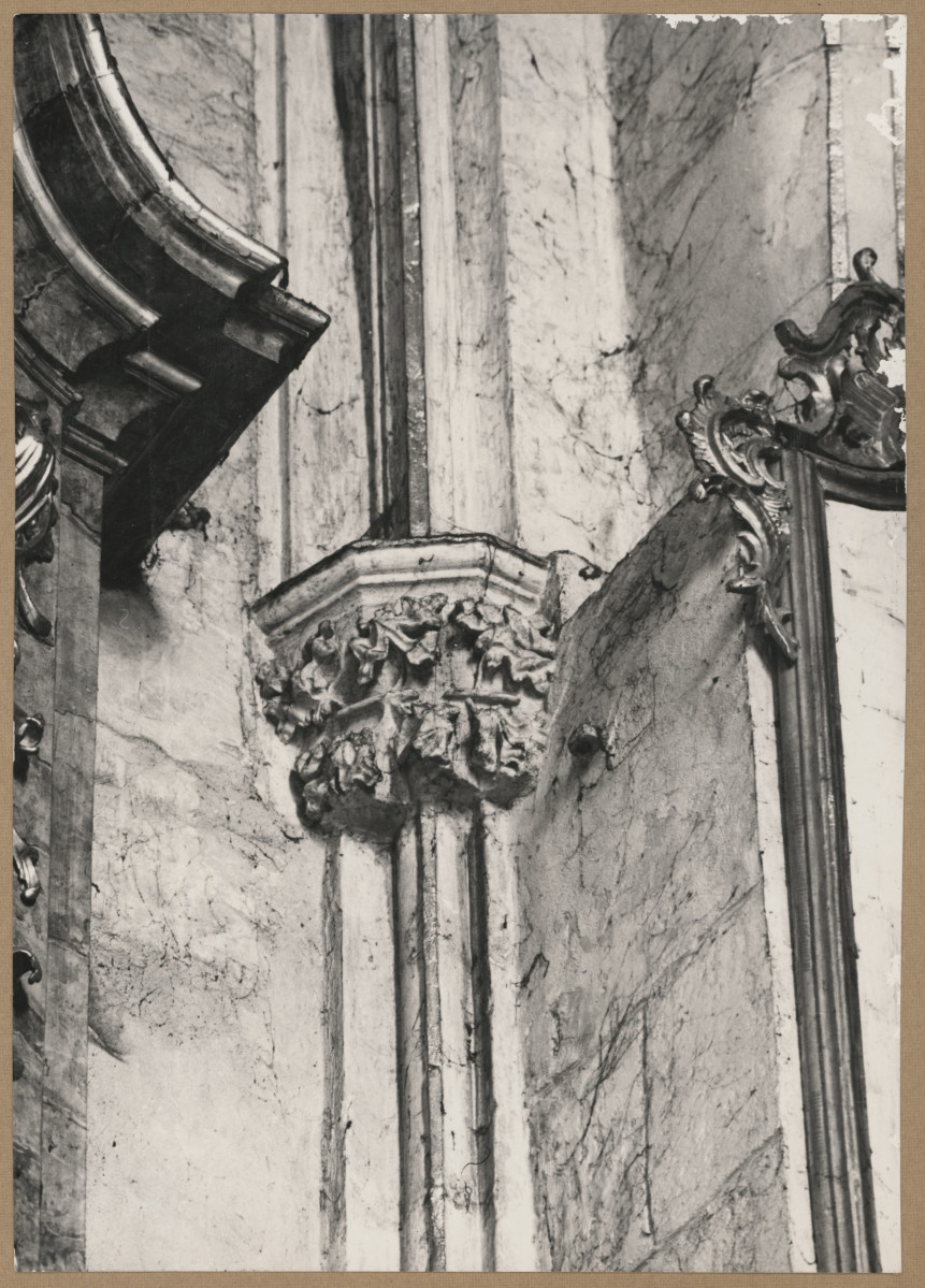  Katedra - wnętrze, widok na głowicę służki , skan 1