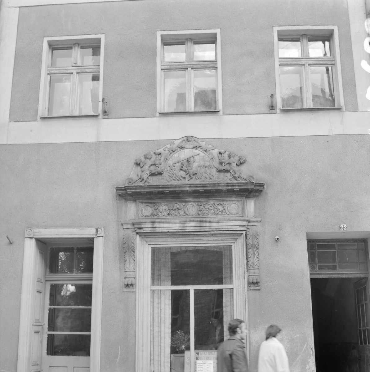 Pierzeja - kamienica. Dekor i zwieńczenie okna., skan 1