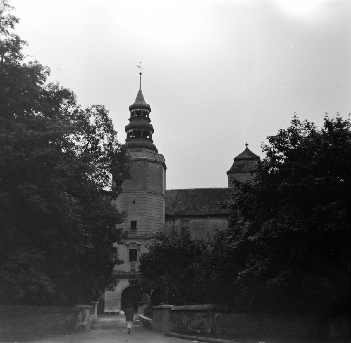 zamek książąt opolskich - elewacja frontowa - wieża bramna - fragment, skan 1