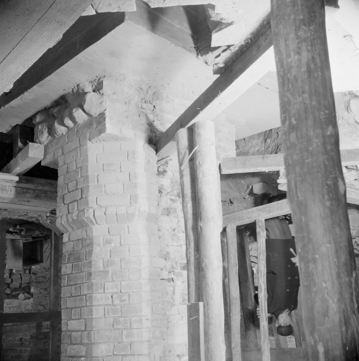 kościół nawiedzenia NMP - prace przy filarach, skan 1