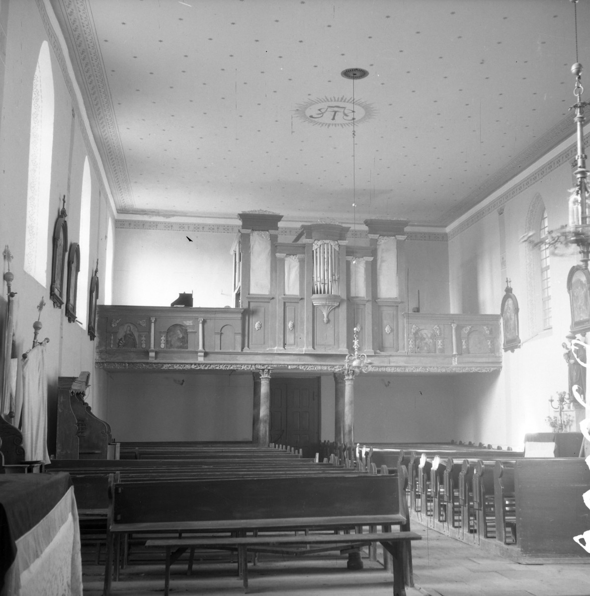 kościół parafialny pw. św. Augustyna - wnętrze: nawa główna z widokiem w kierunku chóru muzycznego, skan 1