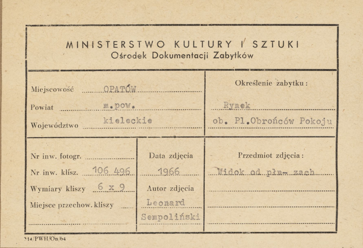 Rynek - widok ogólny od strony płd. - wsch. z kolegiatą w tle - metryczka

 , skan 1