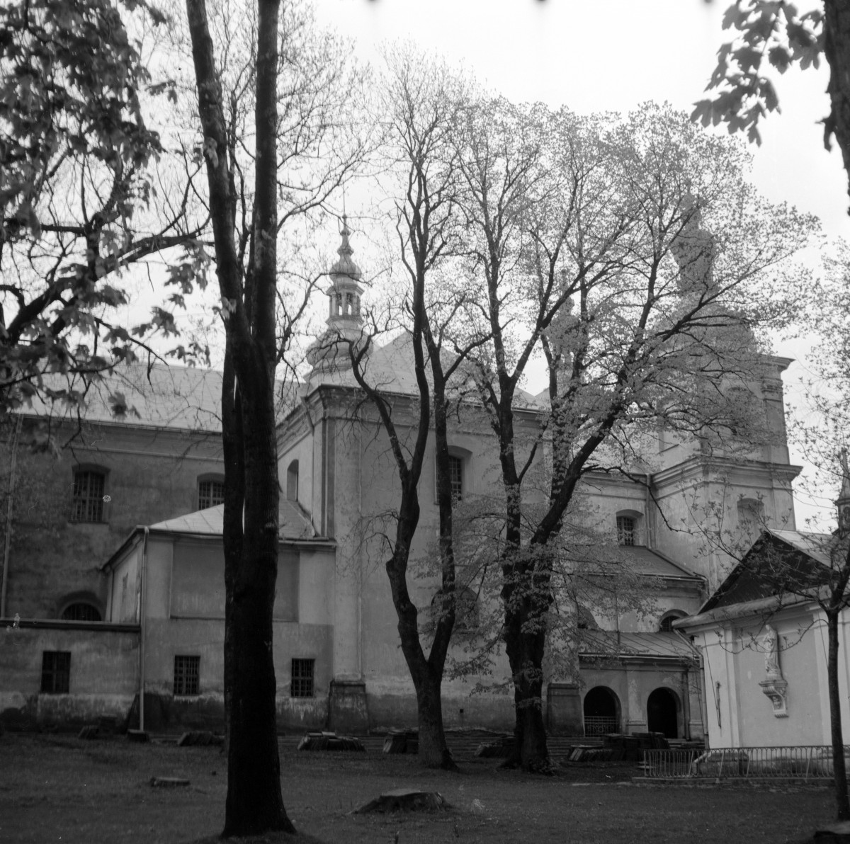 kościół klasztorny - elewacja boczna, skan 1