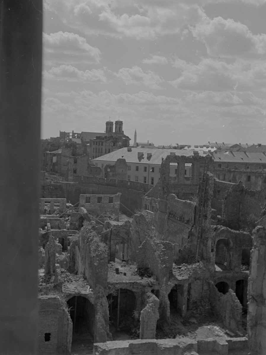 Widok na zrujnowane budynki., skan 1