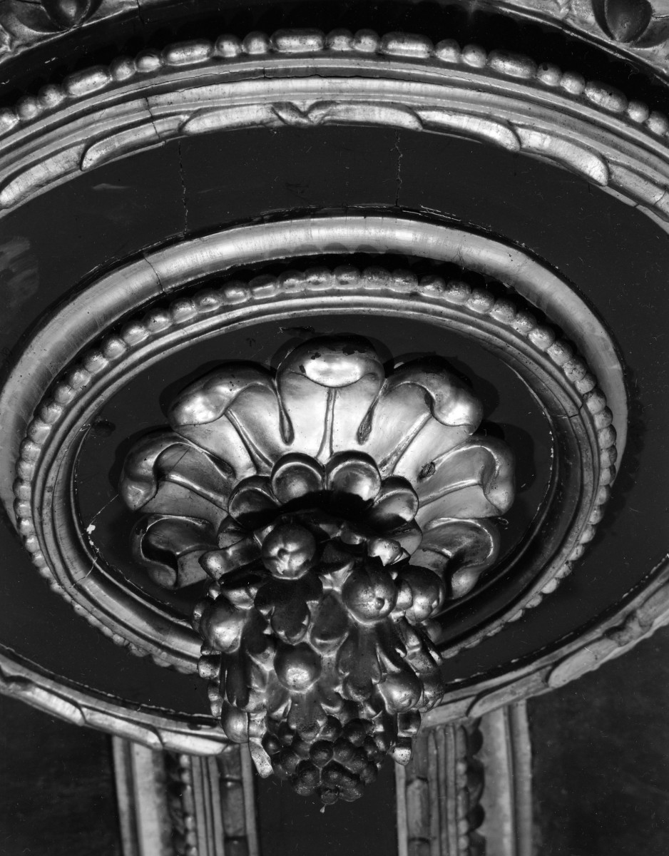 pałac Biskupów Krakowskich - Drugi Pokój Senatorski /I p./ - fragment stolarki - kwiaton, skan 1