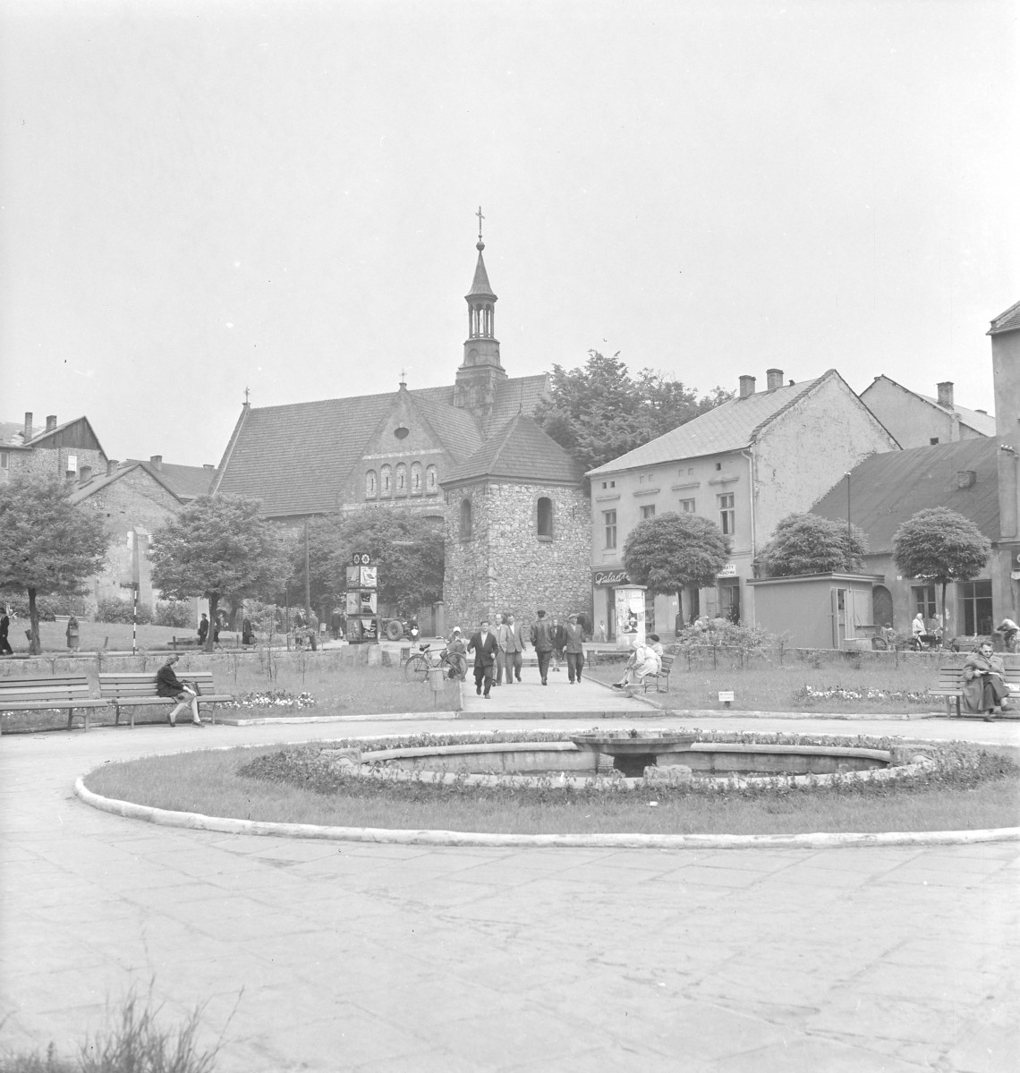 rynek miejski - fragment z kościołem pw. Świętego Mikołaja, skan 1