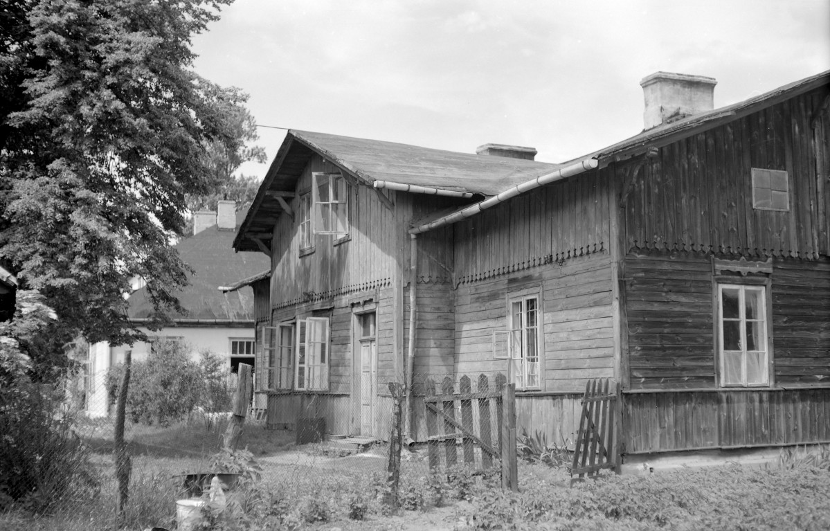 Dom mieszkalny - budynek drewniany. Elewacja, ryzalit. Widok od strony ulicy., skan 1
