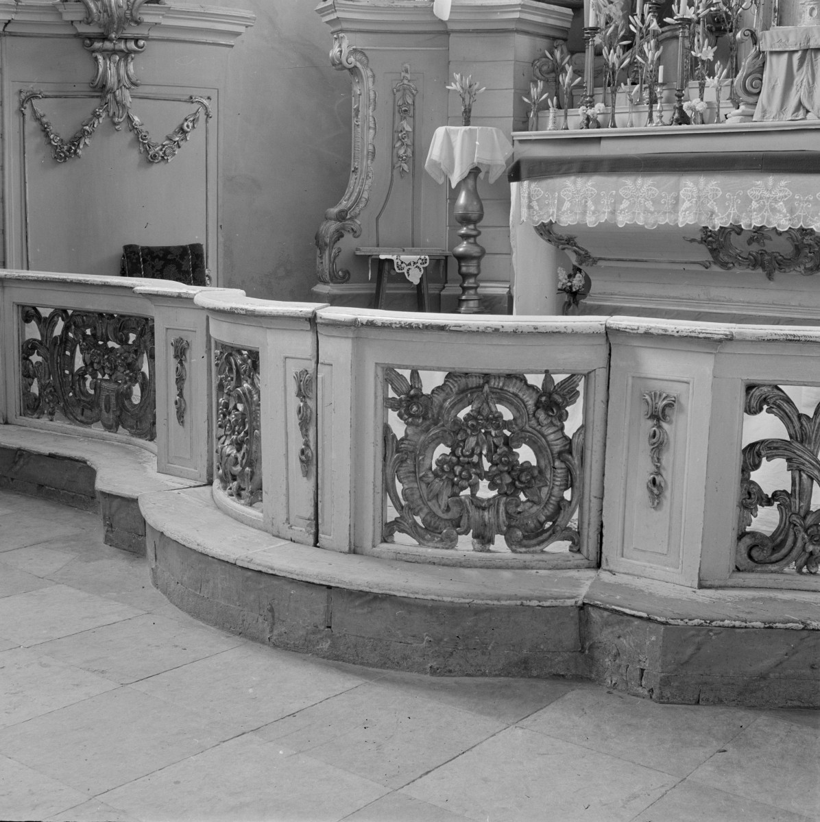 klasztor Franciszkanów - prezbiterium, balustrada ołtarza, skan 1
