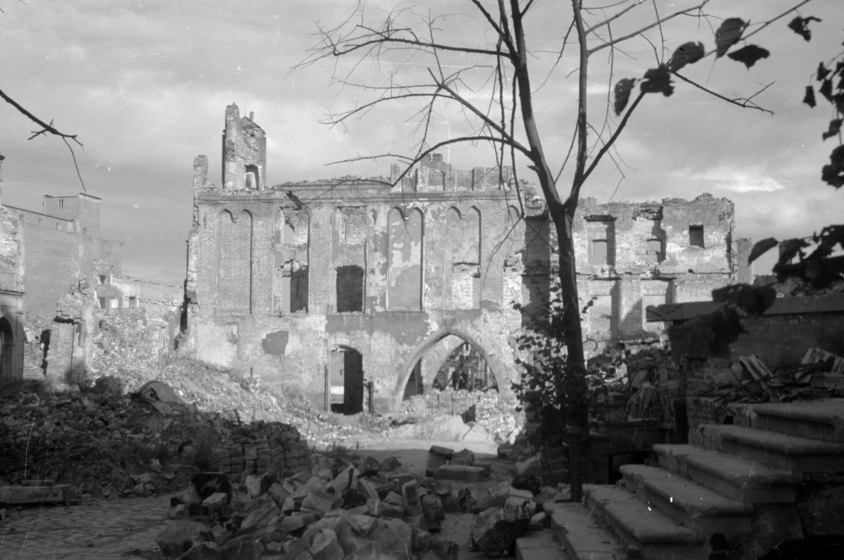 Brama Chlebnicka - widok ruin z ulicy Chlebnickiej, skan 1