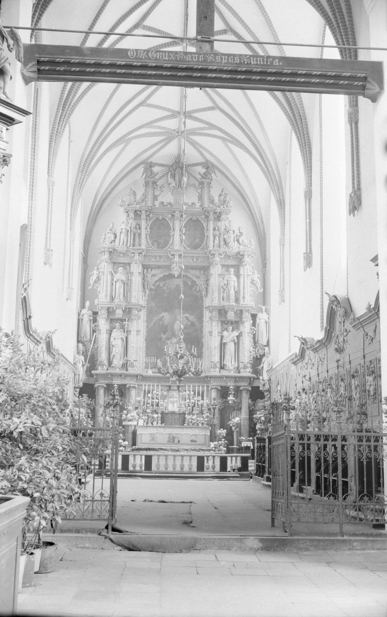 Bazylika św. Mikołaja - wnętrze: widok na ołtarz główny a powyżej fragment belki tęczy, skan 1