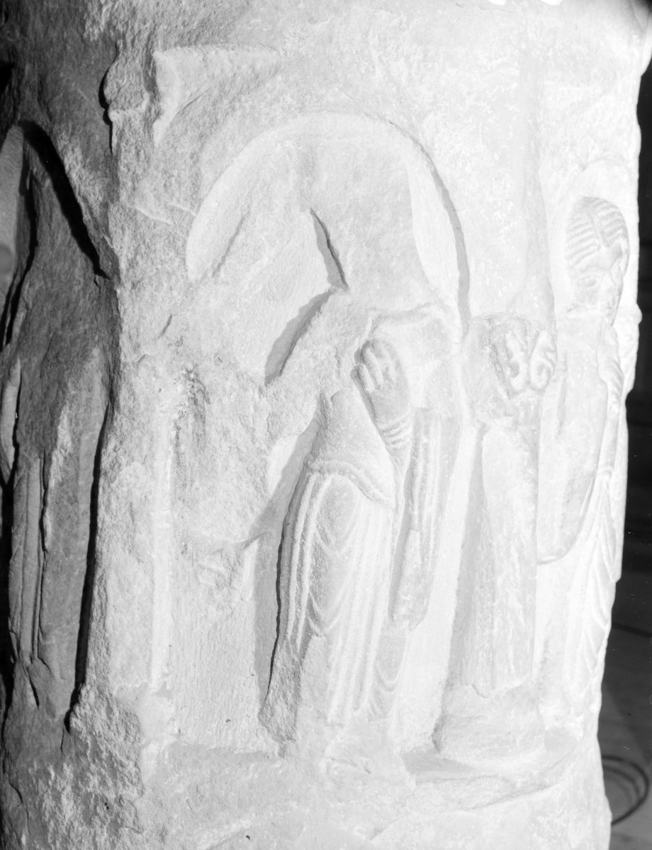 Kościół pw. Świętej Trójcy - nawa główna. Kolumna romańska. Płaskorzeźba., skan 1