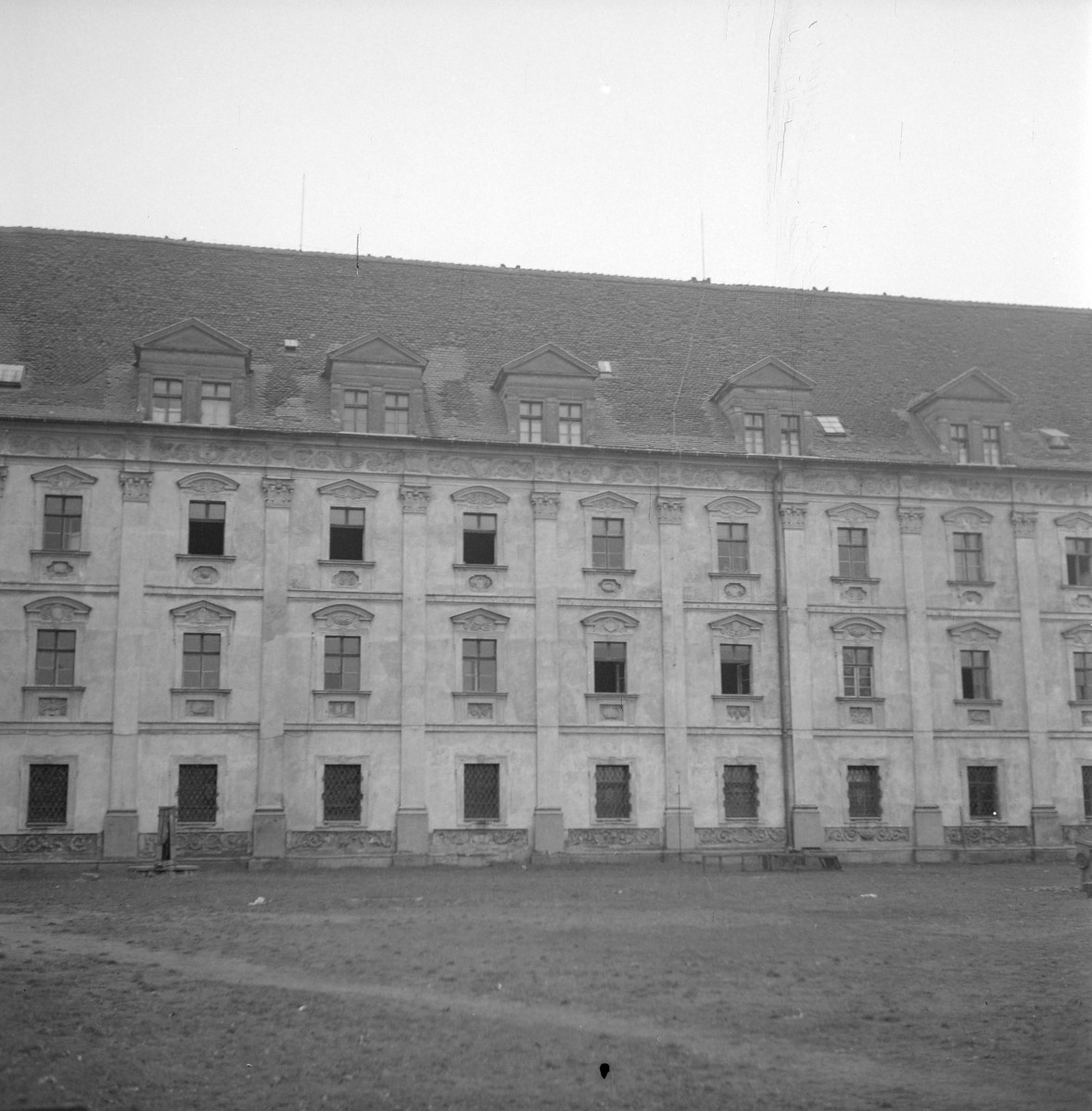 klasztor norbertanek, ob. Dom Pomocy Społecznej dla Dzieci - elewacja boczna, skan 1