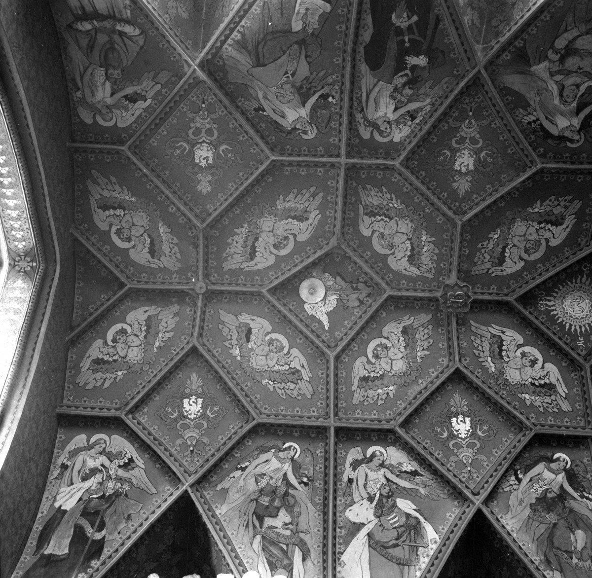 kościół pw. Bożego Ciała - wnętrze - prezbiterium - polichromie - fragment, skan 1