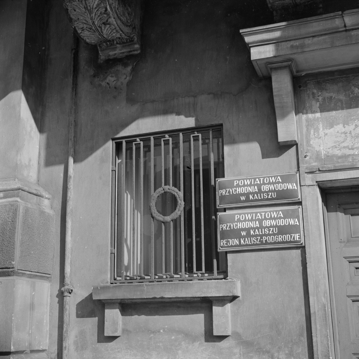 pałac Komisji Wojewódzkiej Kaliskiej - okno obok portalu, skan 1