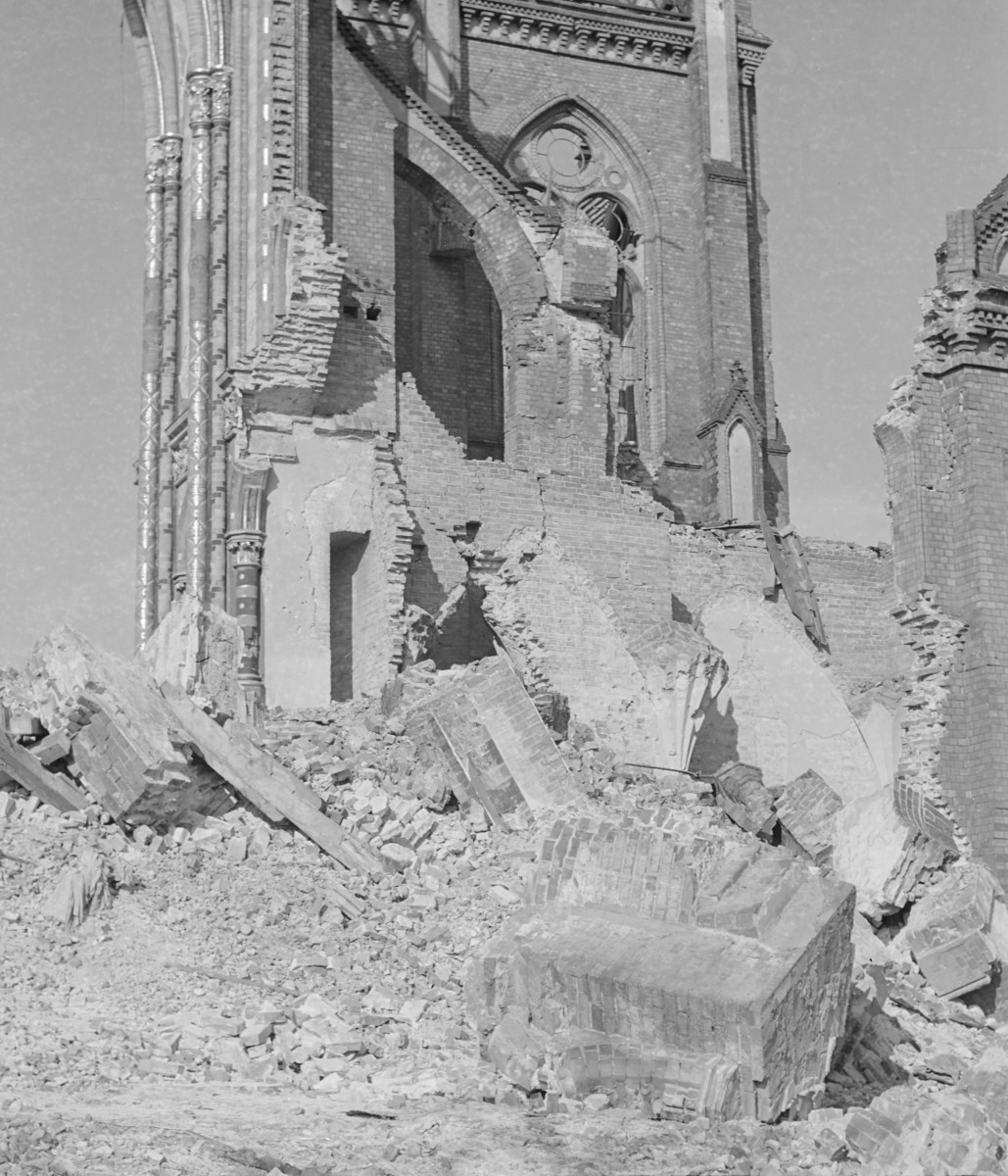 Parafia Katedralna pw. Św. Michała Archanioła i Św. Floriana Męczennika. Ruiny katedry. , skan 1