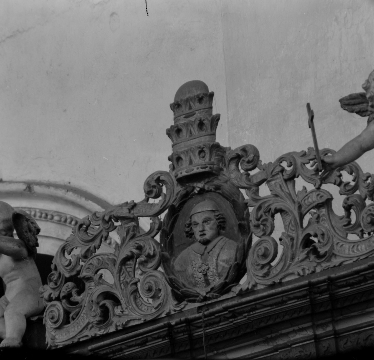 Bazyliki Wniebowzięcia NMP - wnętrze: stalle, dekor, snycerka, zwieńczenie, skan 1