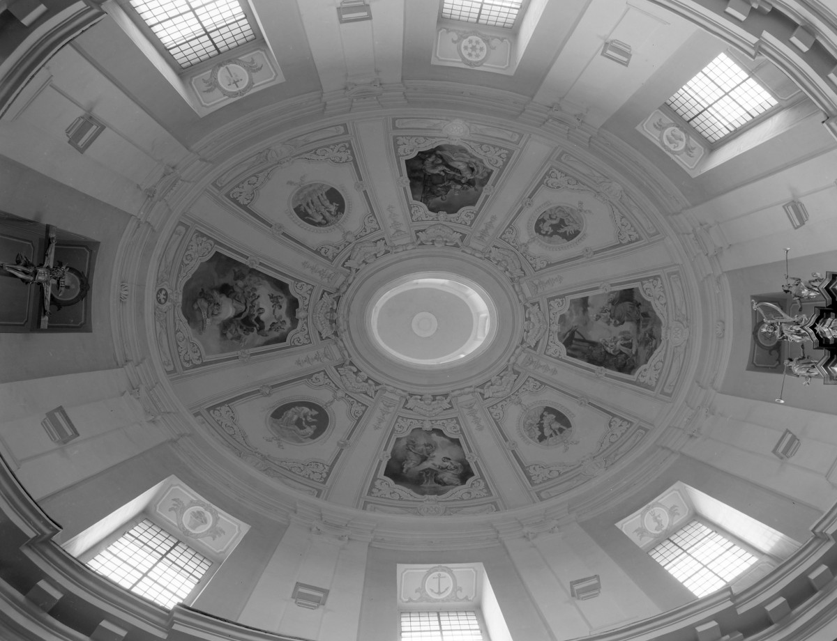 kościół kolegiacki pw. św. Józefa - wnętrze: sklepienie kopuły, skan 1