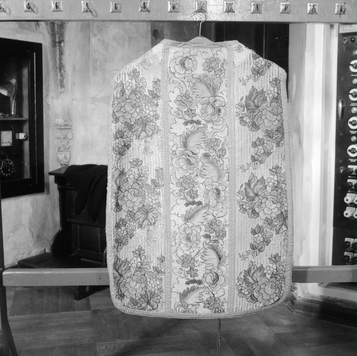 kościół pw. Wniebowzięcia Najświętszej Maryi Panny - zbiory - ornat z XVIII w., skan 1