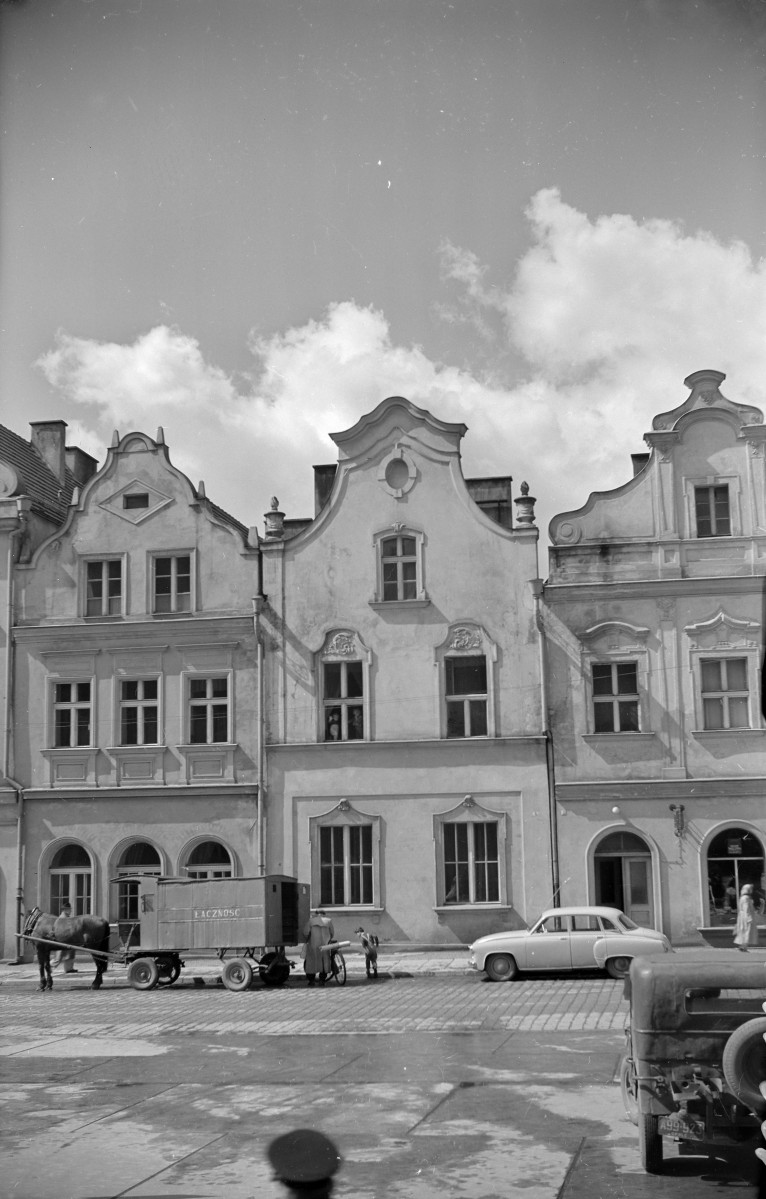 Rynek - pierzeja. Elewacje frontowe kamienic. Renesansowe szczyty budynków., skan 1