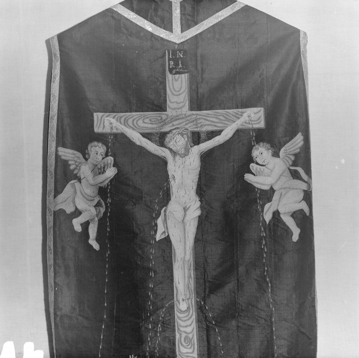Skarbiec Katedralny - Ornat z tafty. Francja XVIII. Haft Polski. Środek przód NMP., skan 1