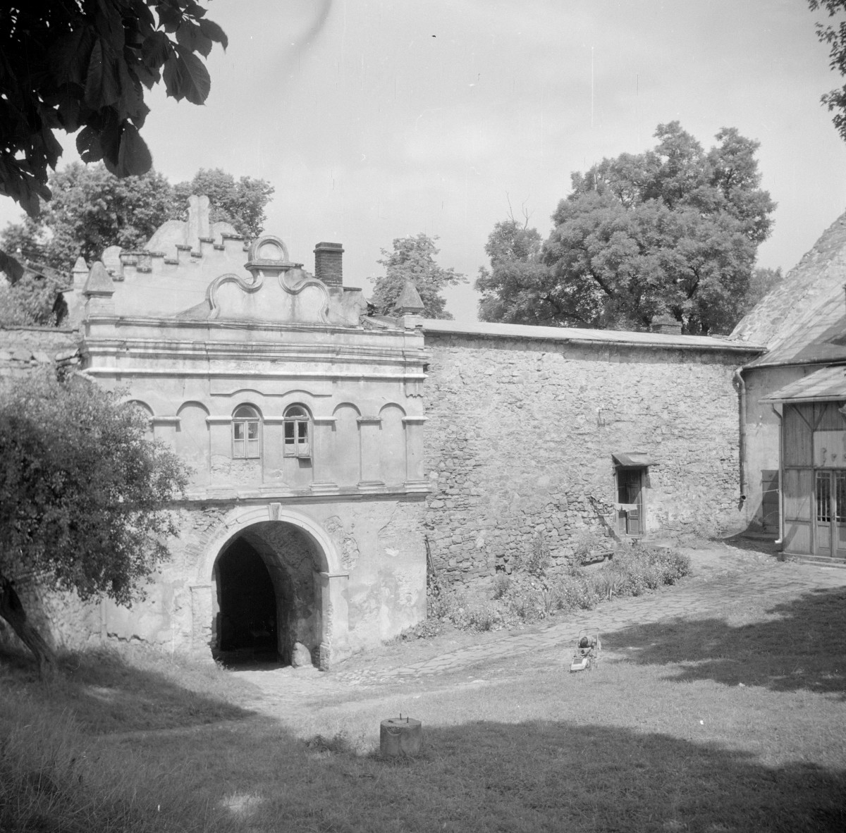 zamek Kazimierzowski - brama, mur, skan 1