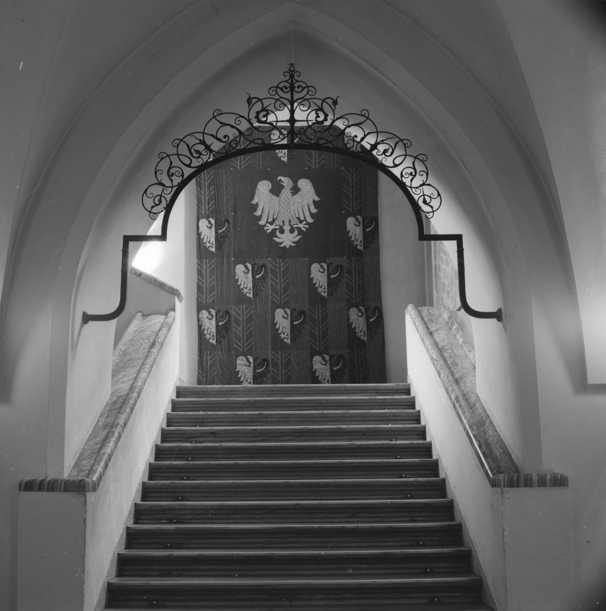 ratusz - wnętrze: schody, skan 1