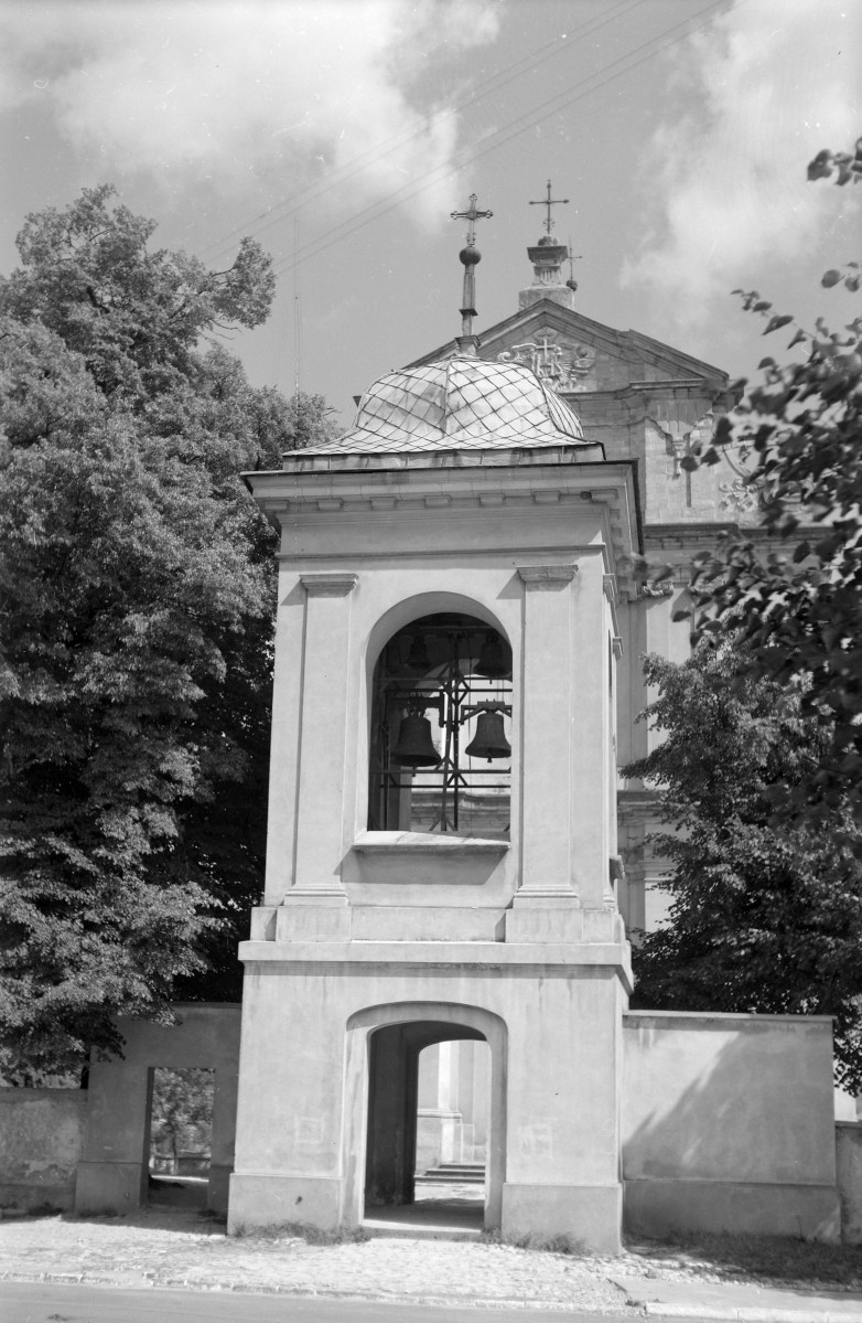 Kościół Niepokalanego Poczęcia NMP - dzwonnica z przejściem do kościoła., skan 1