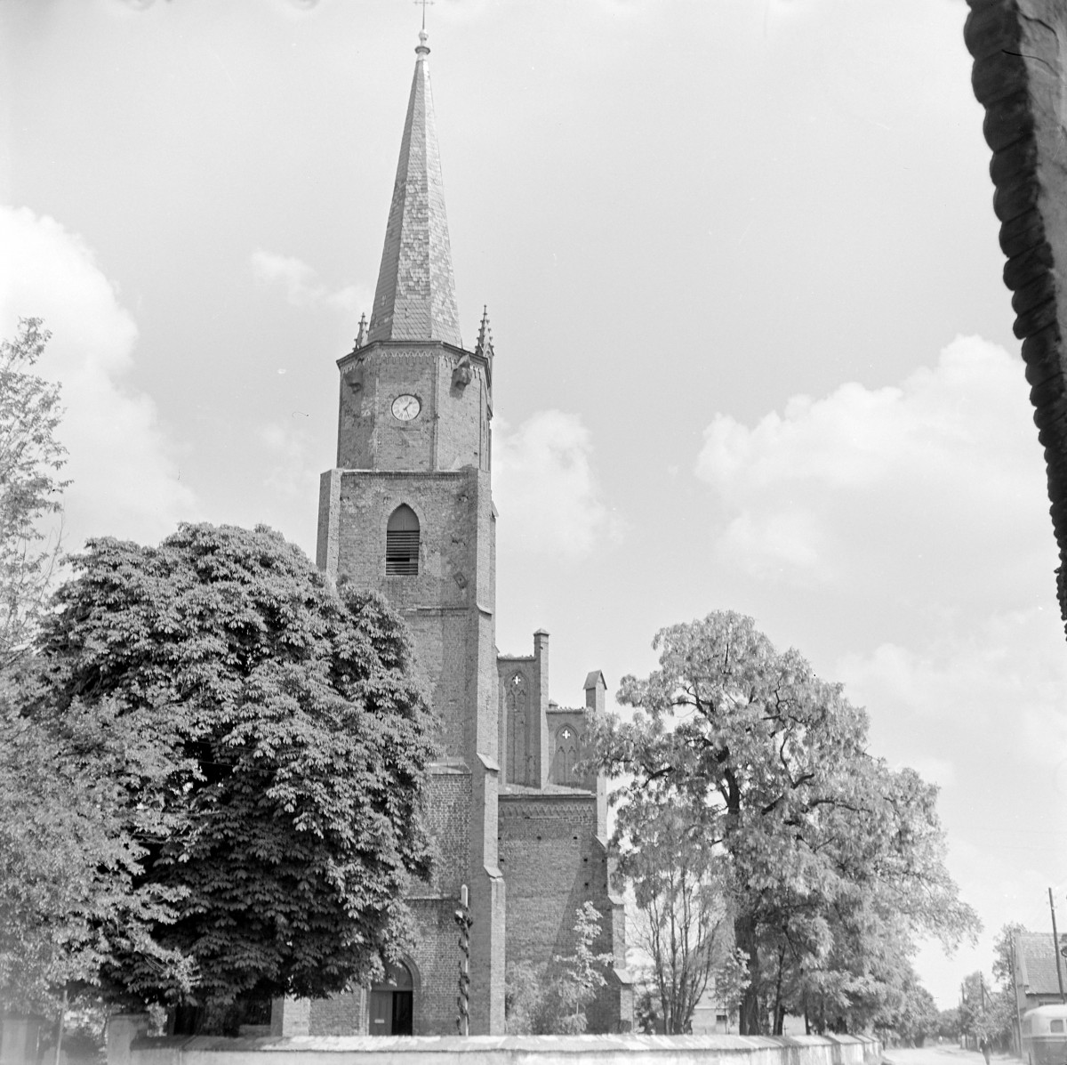 Kościół pw. Wniebowzięcia NMP - widok ogólny od zachodu. Elewacja frontowa z wieża z portalem., skan 1